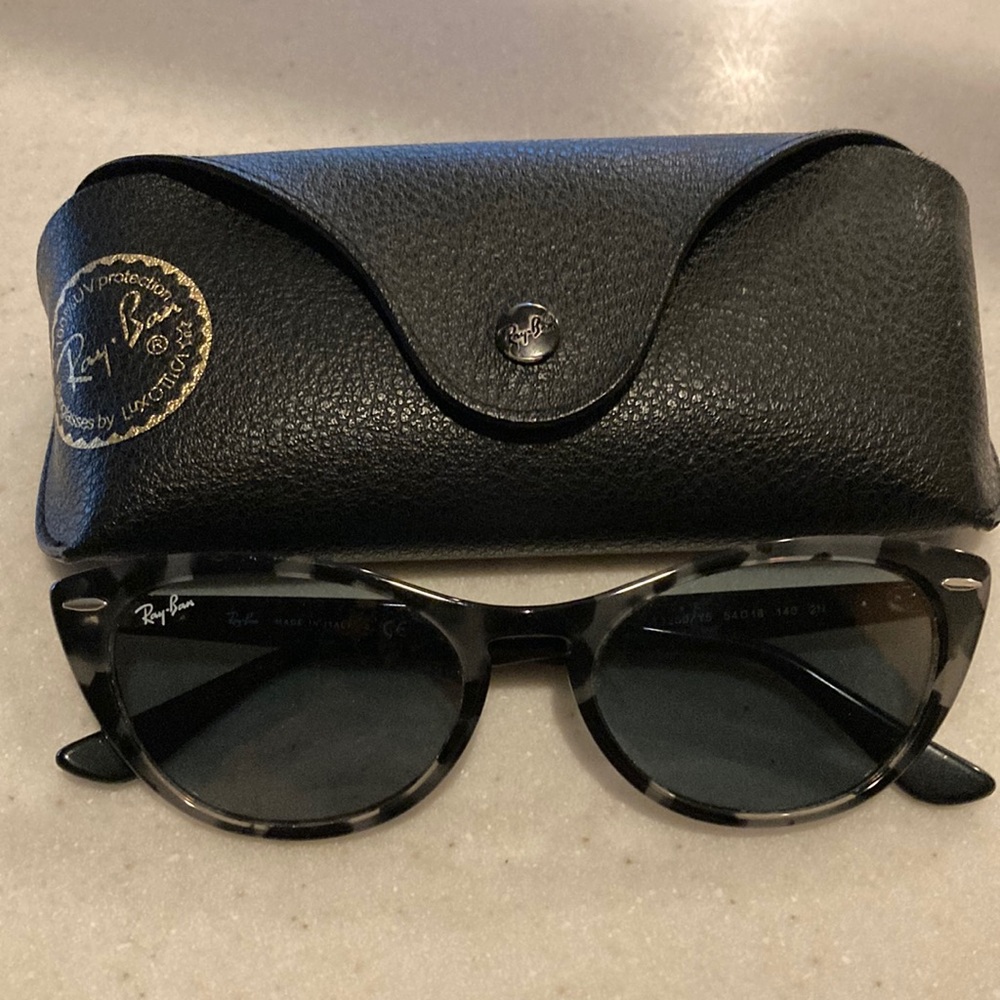 Like new Rayban cat eye glasses.